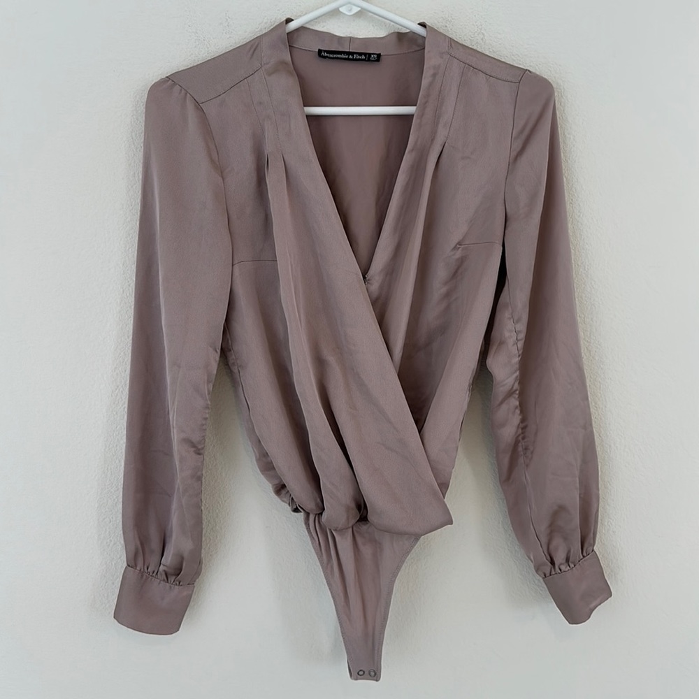 ++ Abercrombie & Fitch Long Sleeve Satin Surplice Bodysuit - SZ XS ++